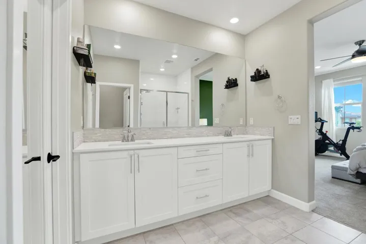 1087 Delpy View, Vista, California 92084
