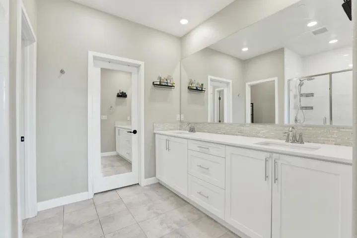 1087 Delpy View, Vista, California 92084