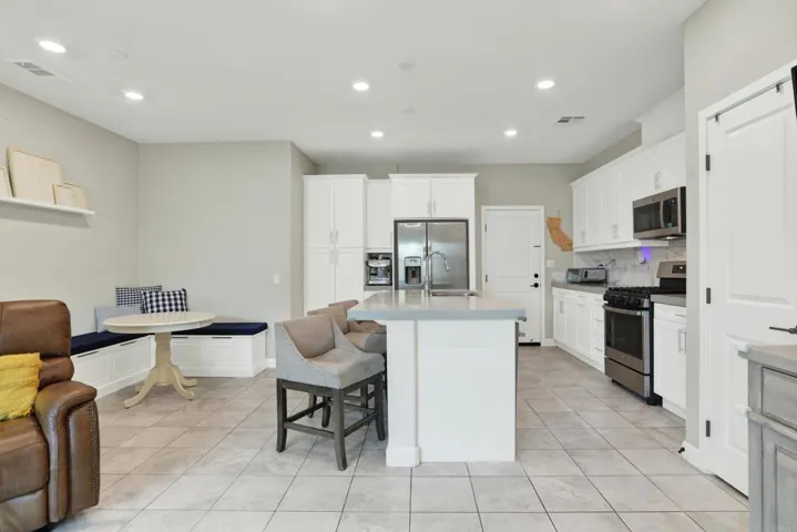 1087 Delpy View, Vista, California 92084