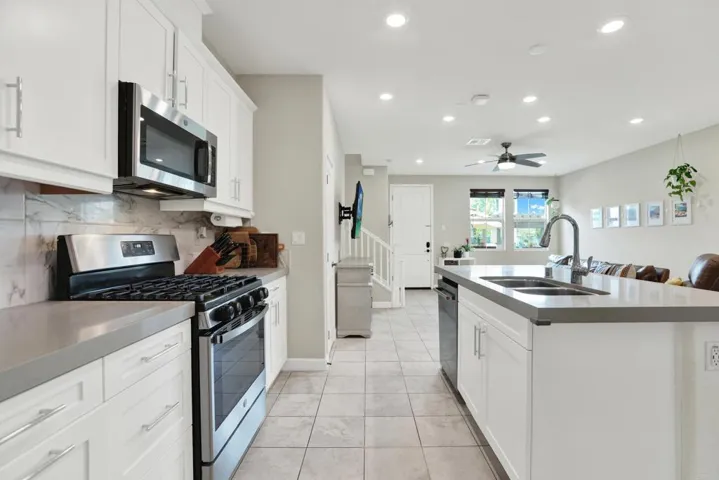 1087 Delpy View, Vista, California 92084