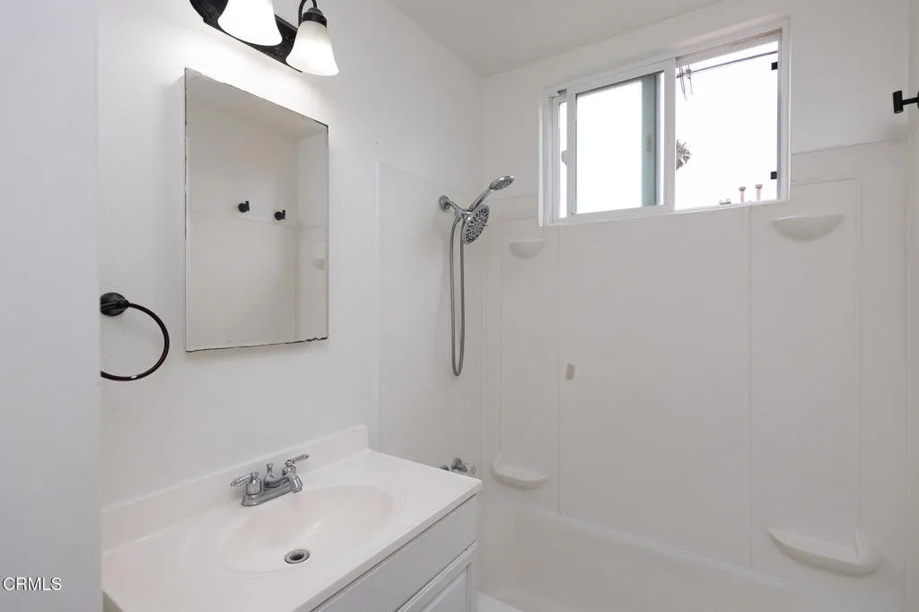 136 Oxnard Ave-10