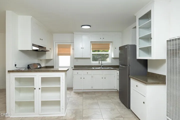 136 Oxnard Ave-18