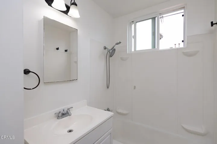 136 Oxnard Ave-10