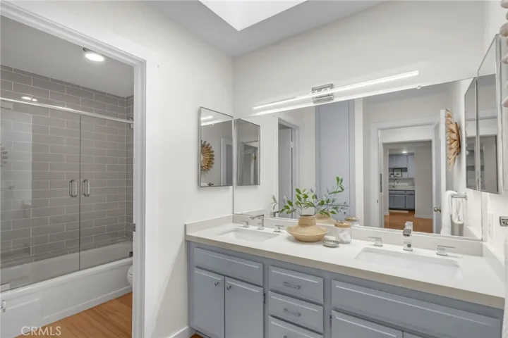 Dual Vanity Bath