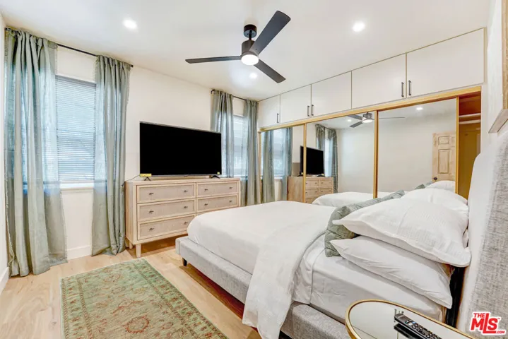 5252 Canoga Avenue, Los Angeles, California 91364