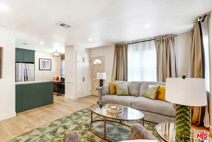5252 Canoga Avenue, Los Angeles, California 91364