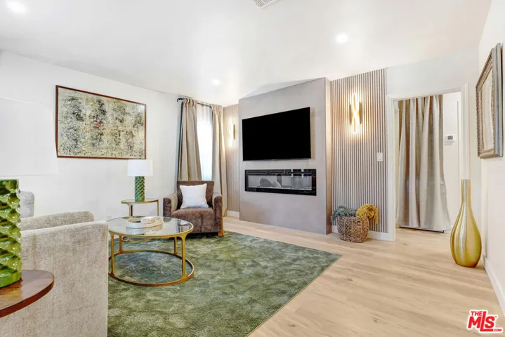5252 Canoga Avenue, Los Angeles, California 91364