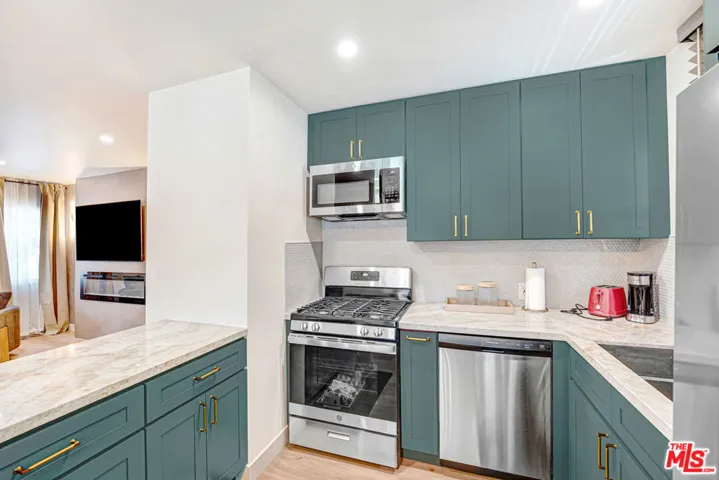5252 Canoga Avenue, Los Angeles, California 91364