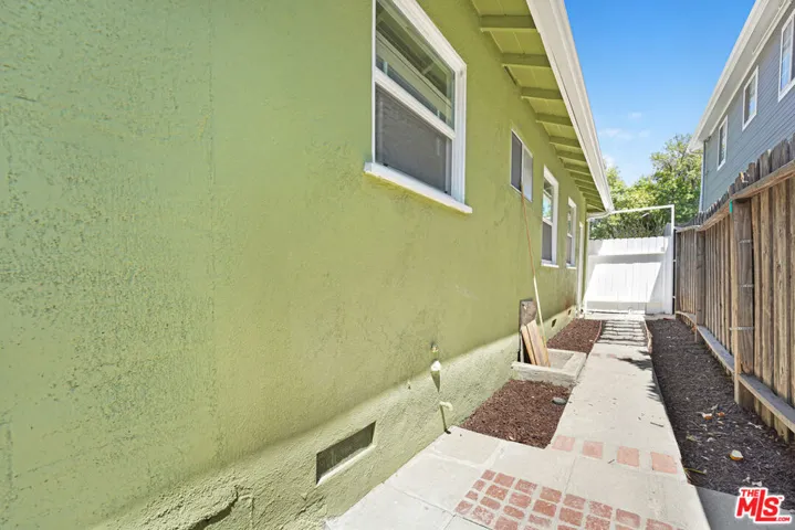5252 Canoga Avenue, Los Angeles, California 91364