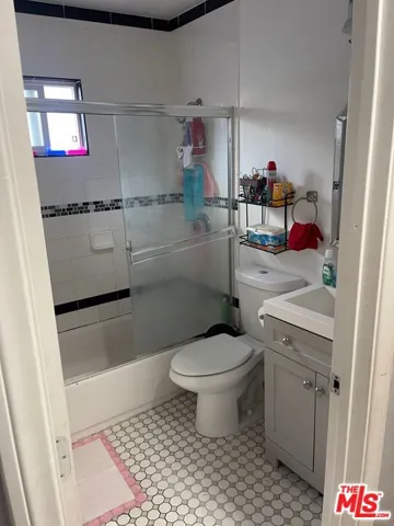915 E 76th Place, Los Angeles, California 90001
