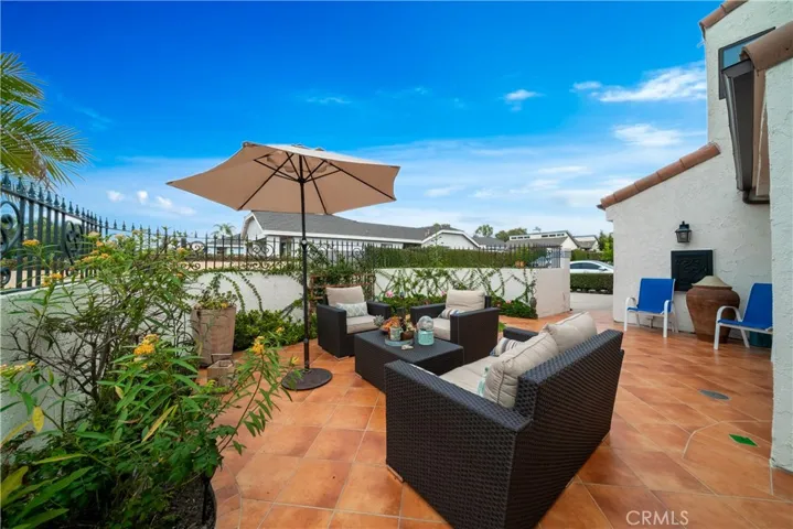 sun drenched! Great, private front entertaining/relaxing area