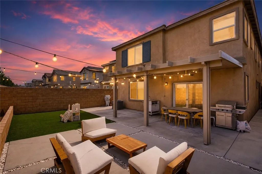 Entertaining backyard with Artificial grass