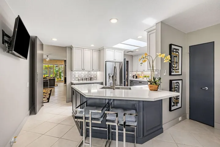 Kitchen w/ Island Seating