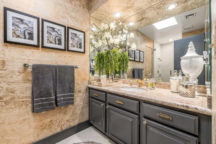Guest Bath 1