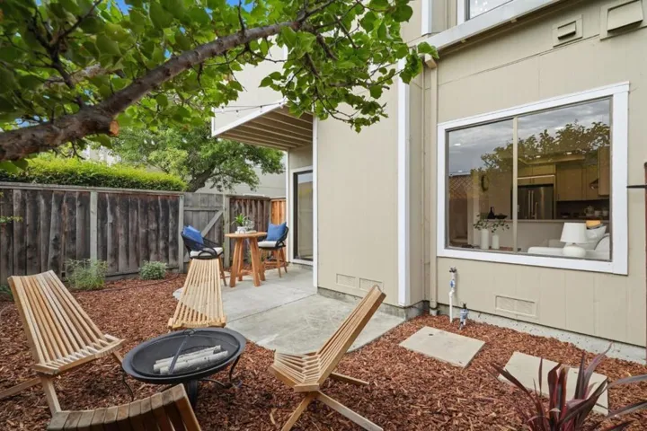 1993 Plymouth Street 4, Mountain View, California 94043