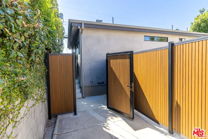 821 S Muirfield Road, Los Angeles, California 90005