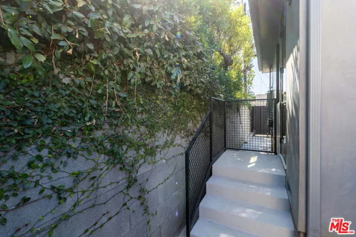 821 S Muirfield Road, Los Angeles, California 90005