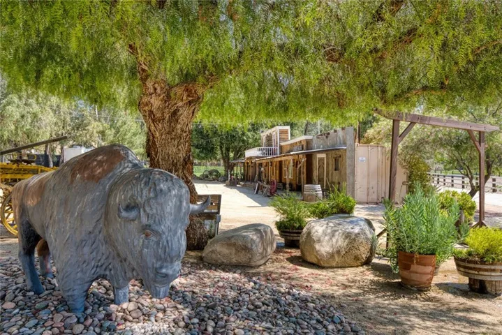 15142 Sierra Highway, Canyon Country, California 91390