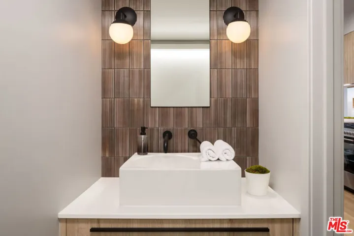 12431 Rochester Avenue 303, Los Angeles, California 90025
