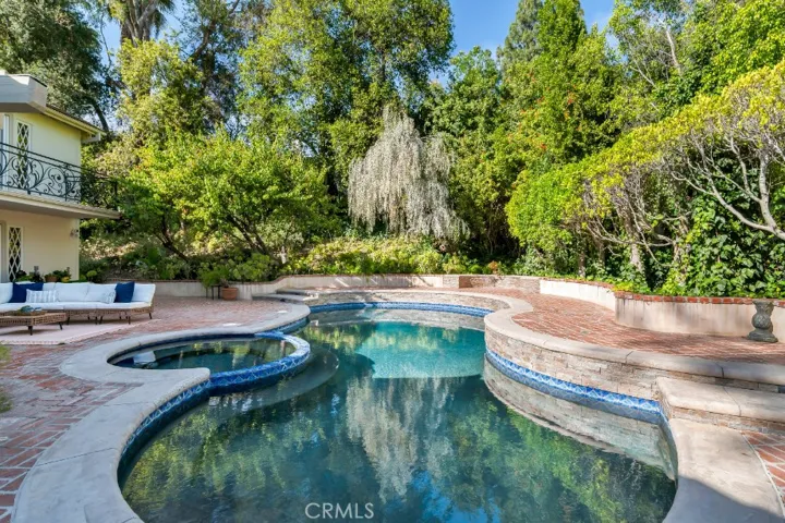 4200 Gayle Drive, Tarzana, California 91356