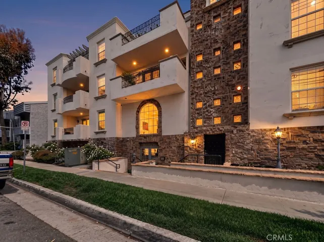 12407 Moorpark Street 104, Studio City, California 91604