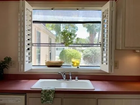 Kitchen w/ Bay Window