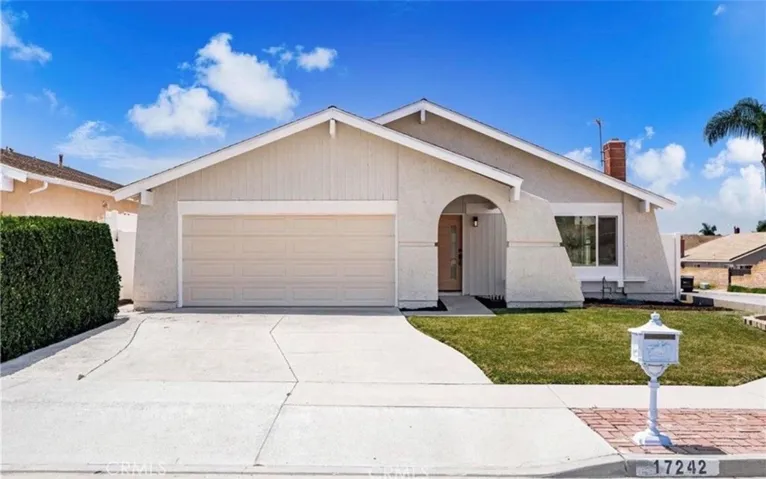 17242 Chicago, Yorba Linda, California 92886