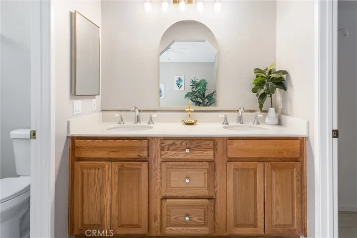 Vanity in primary bathroom w/2 sinks
