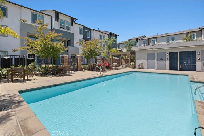 community pool, Jacuzzi and bbq