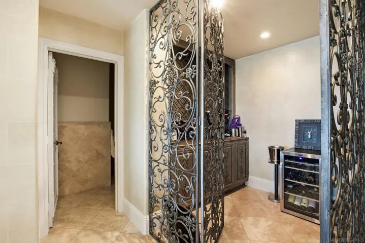 1011 Avenida Amantea, La Jolla, California 92037