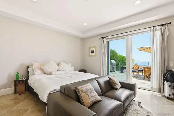 1011 Avenida Amantea, La Jolla, California 92037