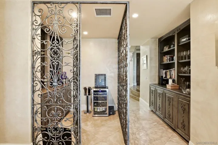 1011 Avenida Amantea, La Jolla, California 92037