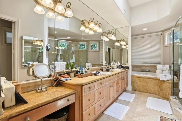 1011 Avenida Amantea, La Jolla, California 92037
