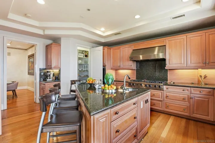 1011 Avenida Amantea, La Jolla, California 92037
