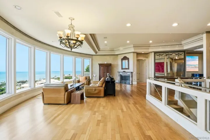 1011 Avenida Amantea, La Jolla, California 92037