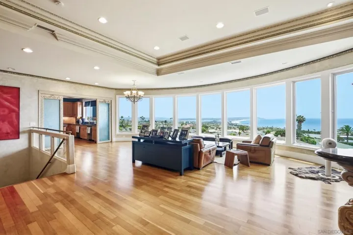 1011 Avenida Amantea, La Jolla, California 92037
