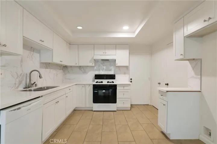 8109 Hanna, Canoga Park, California 91304