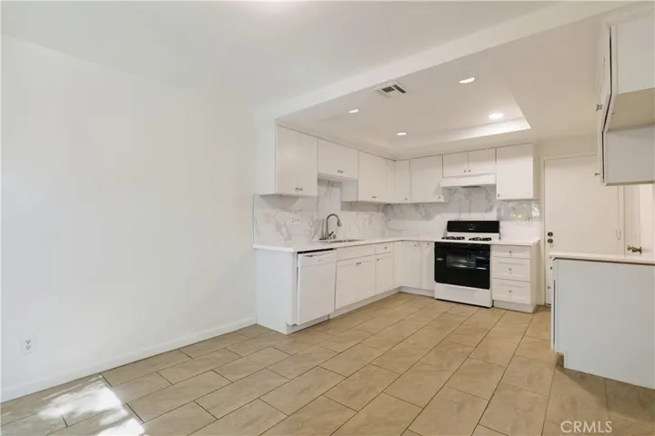 8109 Hanna, Canoga Park, California 91304
