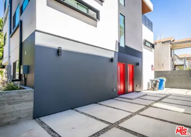 5638 Woodman Avenue, Sherman Oaks, California 91401
