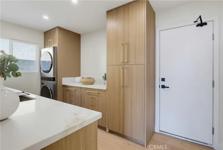 Butler's pantry & laundry room with direct access to the garage