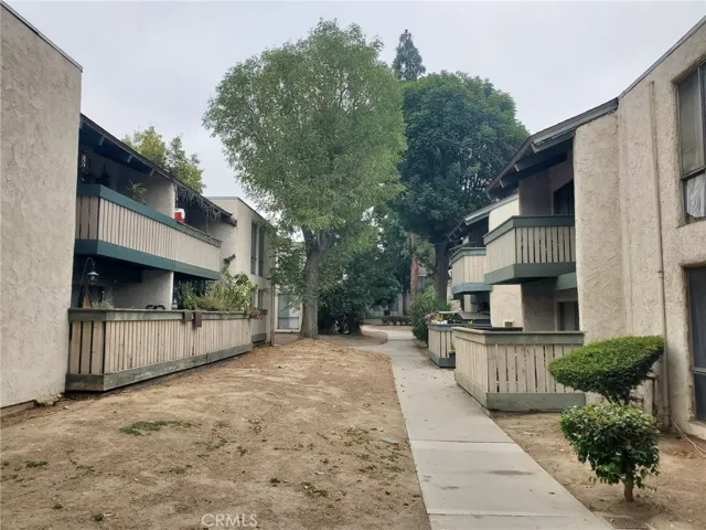 8601 International 166, Canoga Park, California 91304