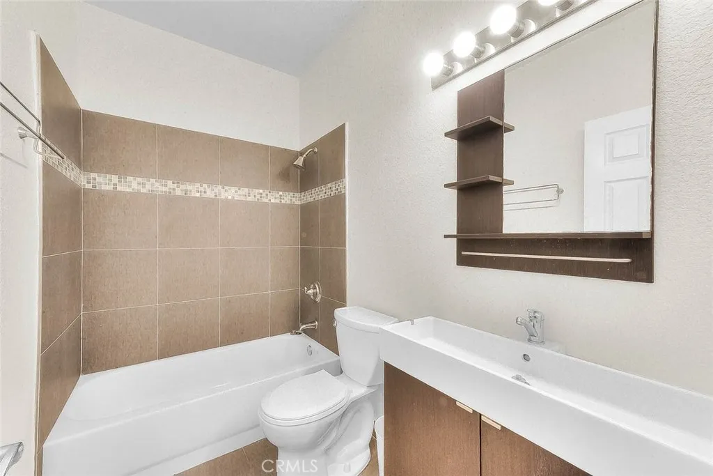 Main Floor Full Guest Bathroom