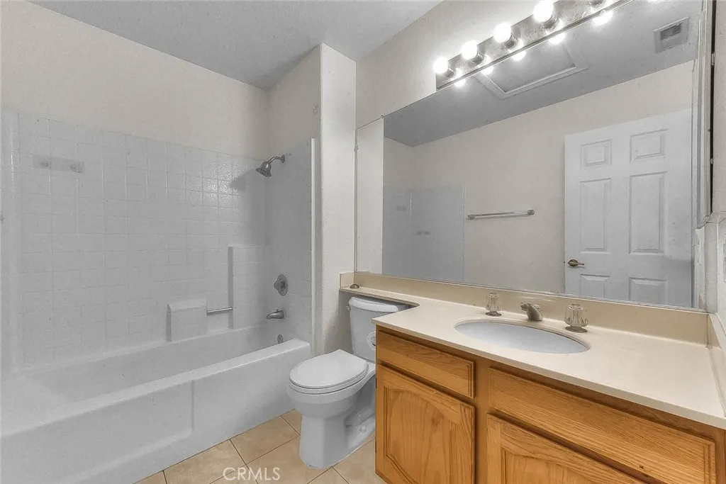 Upstairs Full Bathroom