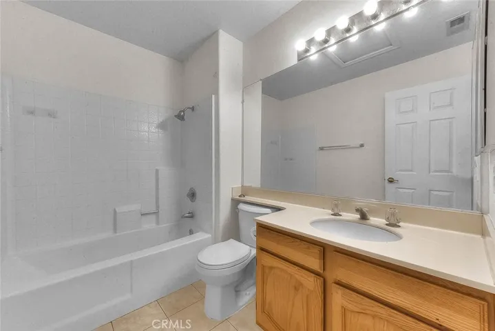 Upstairs Full Bathroom