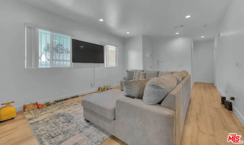 11031 S Burin Avenue, Inglewood, California 90304