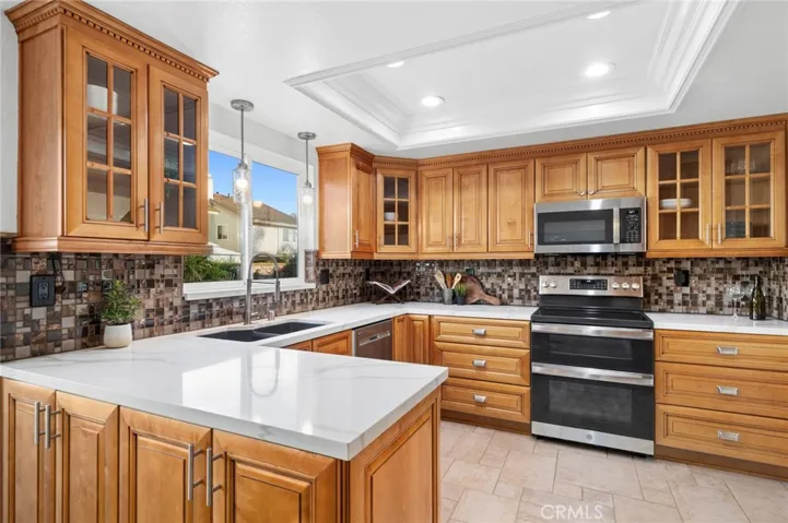 Remodeled kitchen w/quartz countertops