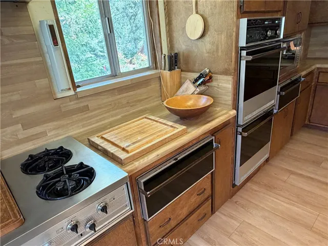 DOUBLE OVENS AND TWO WARMING OVENS