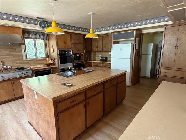 KITCHEN ISLAND