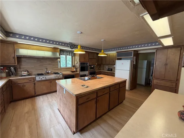 HUGE KITCHEN