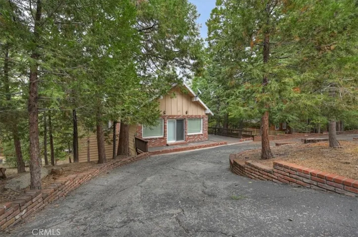 556 Pioneer, Lake Arrowhead, California 92352